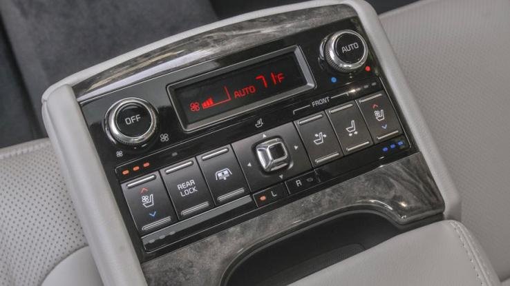 Роскошный концептуальный KIA K900 с мотором V8 мощностью в 420 лошадиных сил. KIA K900