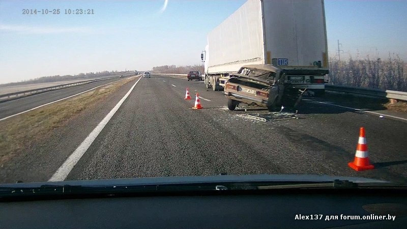 Последствия наезда автомобилем ВАЗ "шестерка" на стоящую грузовую фуру ДТП в Белоруссии - наезд на фуру