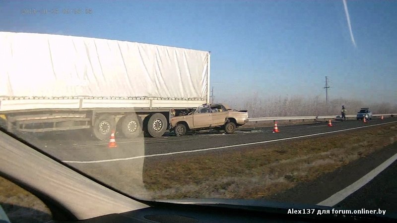 Последствия наезда автомобилем ВАЗ "шестерка" на стоящую грузовую фуру ДТП в Белоруссии - наезд на фуру