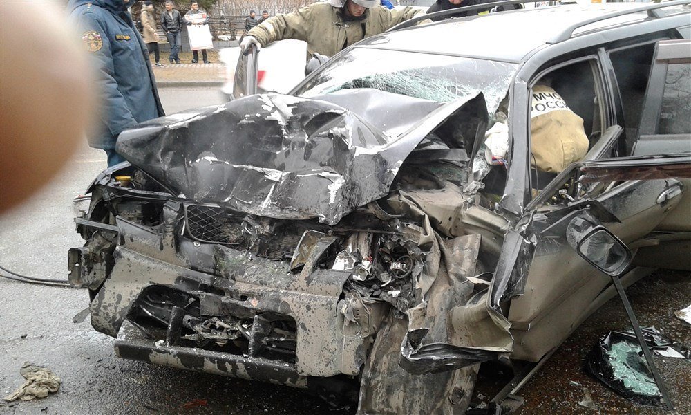 Праворульный Nissan вылетел на встречку в Красноярске и врезался в автобус. ДТП в Красноярске