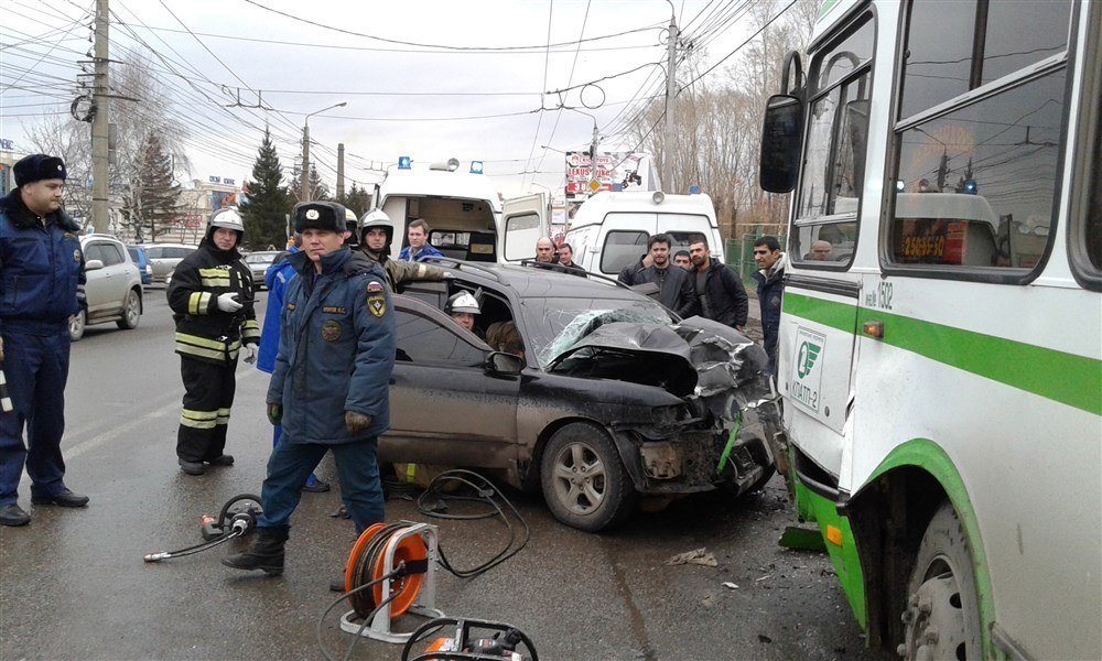 Праворульный Nissan вылетел на встречку в Красноярске и врезался в автобус. ДТП в Красноярске