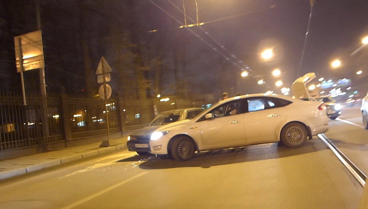 Попытка водителя автомобиля Ford Mondeo развернуться у Ушаковской развязки завершилась столкновением ДТП у Ушаковской развязки