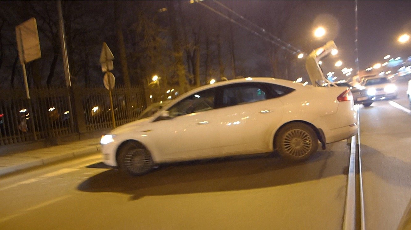 Попытка водителя автомобиля Ford Mondeo развернуться у Ушаковской развязки завершилась столкновением ДТП у Ушаковской развязки