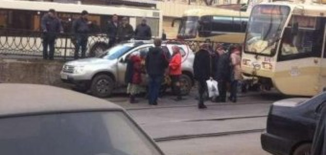 Жительница Ростова заблокировала движение городских трамваев