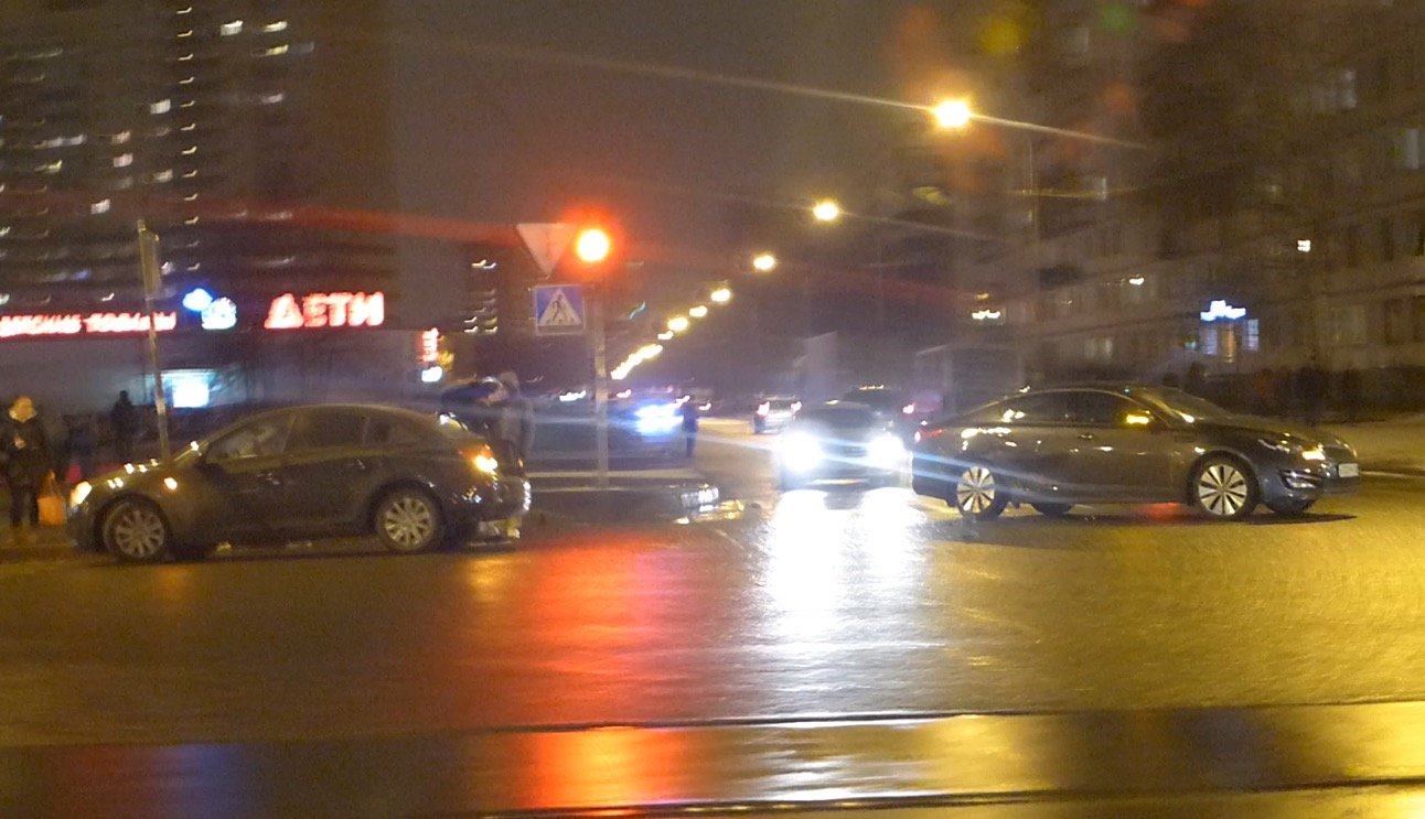 В Петербурге на проспекте Просвещения водитель "Шевроле Круз" не пропустил выезжавший на перекресток седан Kia Optima ДТП на перекрестке Брянцева и Просвещения