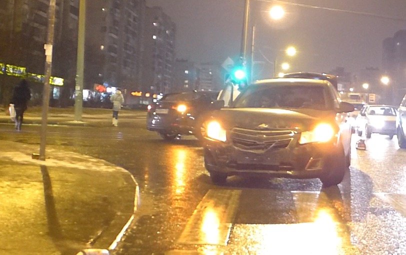 В Петербурге на проспекте Просвещения водитель "Шевроле Круз" не пропустил выезжавший на перекресток седан Kia Optima ДТП на перекрестке Брянцева и Просвещения