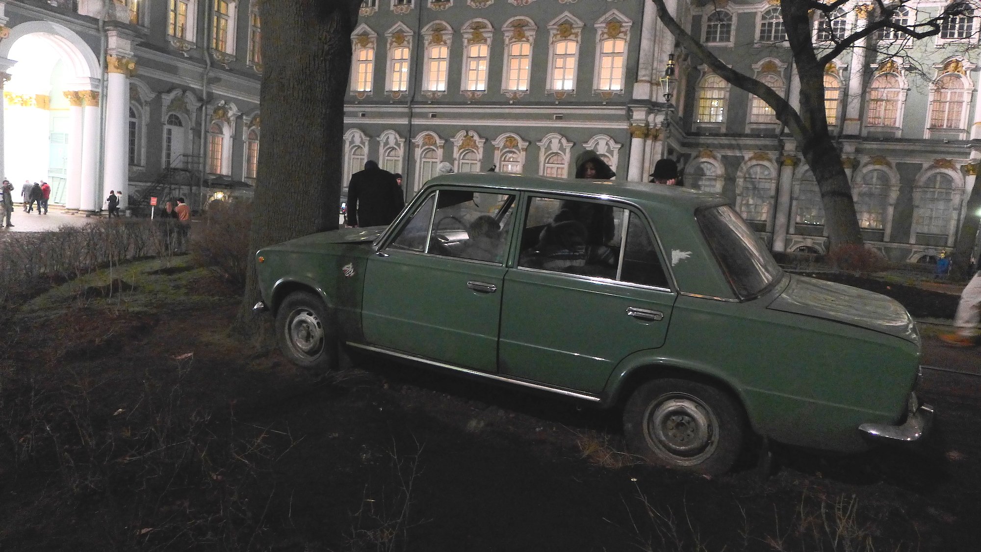 В Петербурге ВАЗ Жигули "Копейка" въехала в Зимний Дворец Жигули в Зимнем Дворце