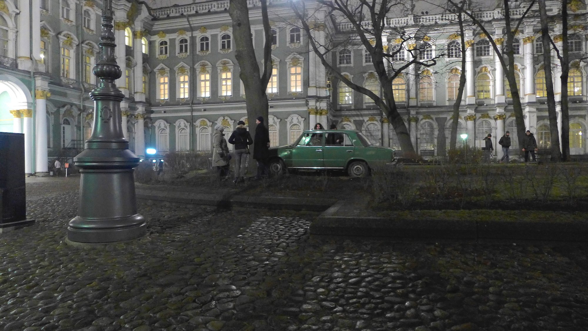 В Петербурге ВАЗ Жигули "Копейка" въехала в Зимний Дворец Жигули в Зимнем Дворце
