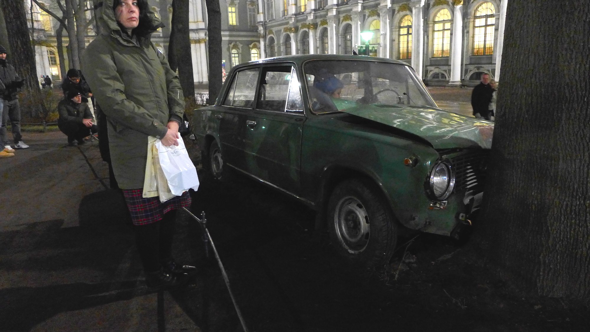 В Петербурге ВАЗ Жигули "Копейка" въехала в Зимний Дворец Жигули в Зимнем Дворце