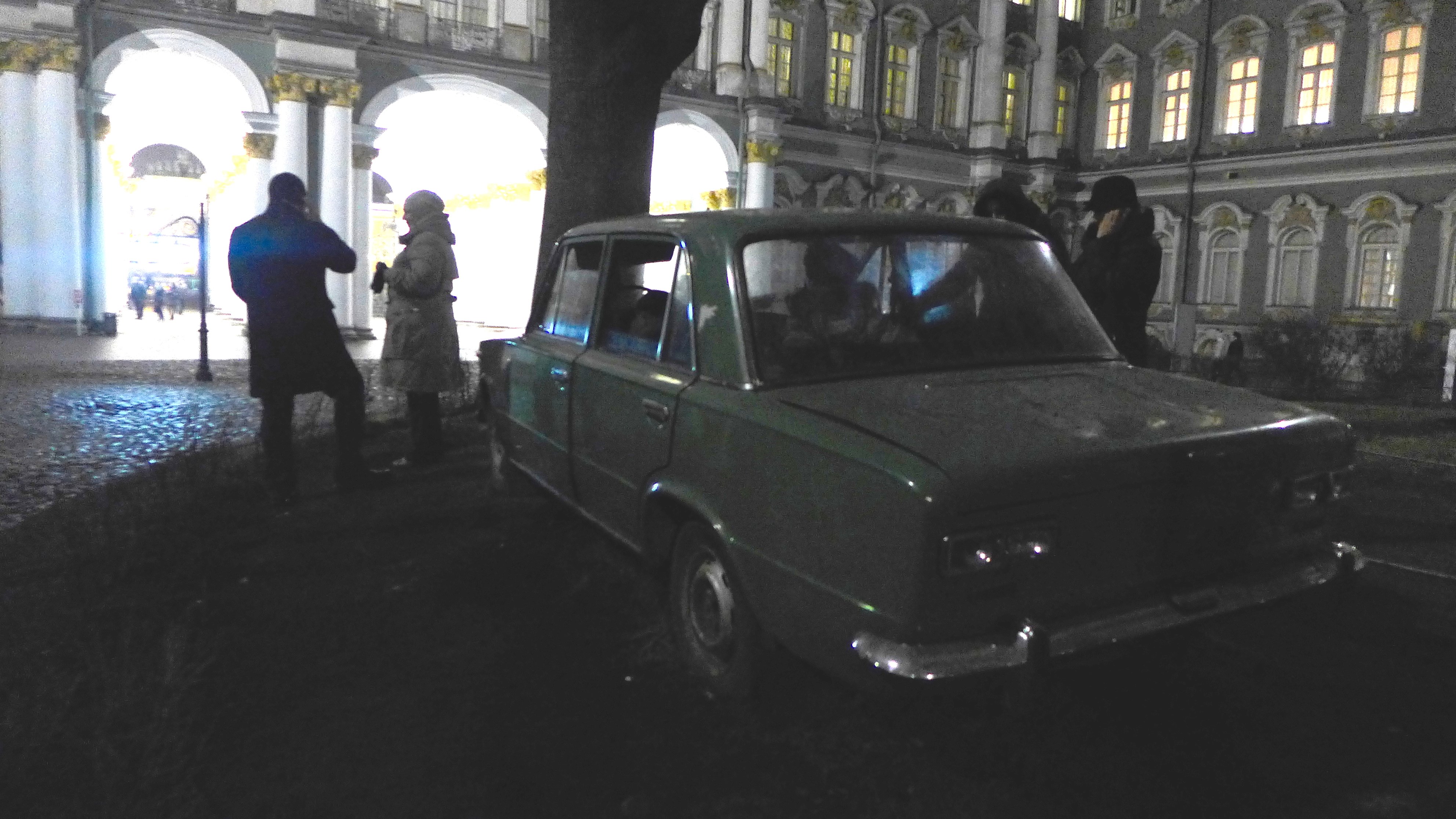 В Петербурге ВАЗ Жигули "Копейка" въехала в Зимний Дворец Жигули в Зимнем Дворце