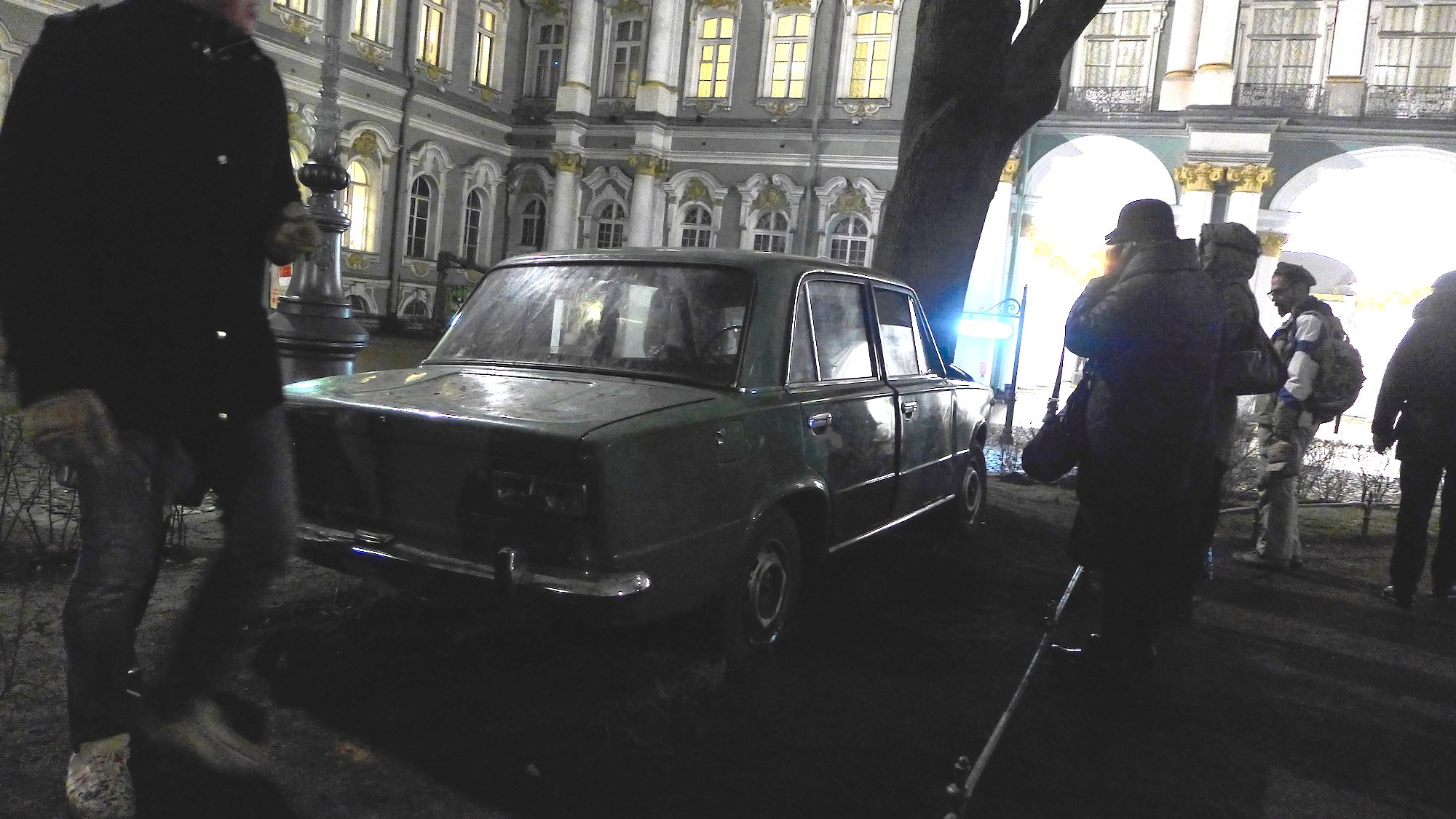 В Петербурге ВАЗ Жигули "Копейка" въехала в Зимний Дворец Жигули в Зимнем Дворце