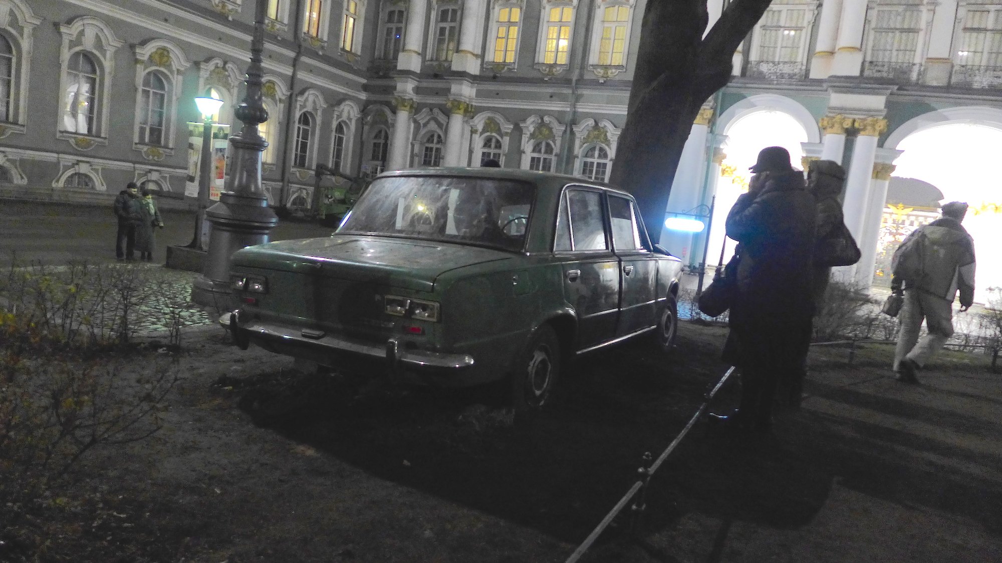 В Петербурге ВАЗ Жигули "Копейка" въехала в Зимний Дворец Жигули в Зимнем Дворце