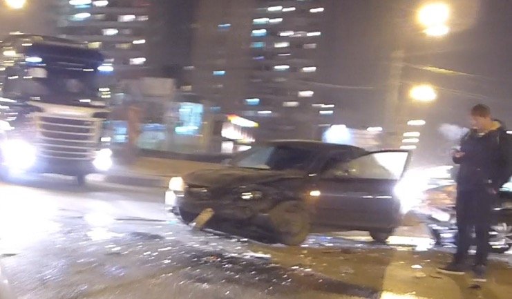 В Петербурге сильно затонированый Mazda 3 вылетел на перекресток и срубил правый передний угол кузова автомобиля Ford ДТП на перекрестке Казакова и Жукова