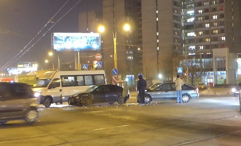 В Петербурге сильно затонированый Mazda 3 вылетел на перекресток и срубил правый передний угол кузова автомобиля Ford ДТП на перекрестке Казакова и Жукова