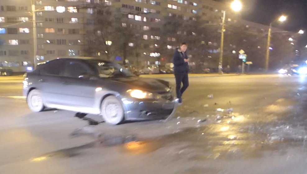 В Петербурге сильно затонированый Mazda 3 вылетел на перекресток и срубил правый передний угол кузова автомобиля Ford ДТП на перекрестке Казакова и Жукова