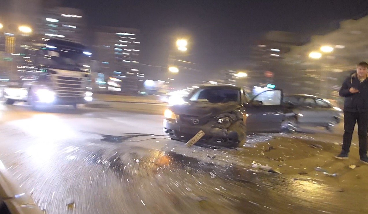 В Петербурге сильно затонированый Mazda 3 вылетел на перекресток и срубил правый передний угол кузова автомобиля Ford ДТП на перекрестке Казакова и Жукова
