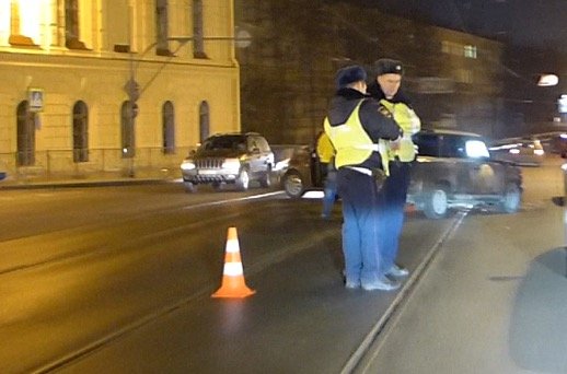 В Петербурге попытка левого поворота на съезде с Литейного моста завершилась серьезным ДТП ДТП на съезде с Литейного моста