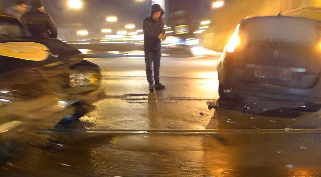В Петербурге попытка левого поворота на съезде с Литейного моста завершилась серьезным ДТП ДТП на съезде с Литейного моста