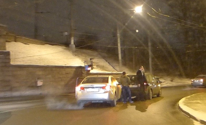 Две иномарки навалились друг на друга при повороте на Второй Муринский проспект ДТП на Лесном проспекте