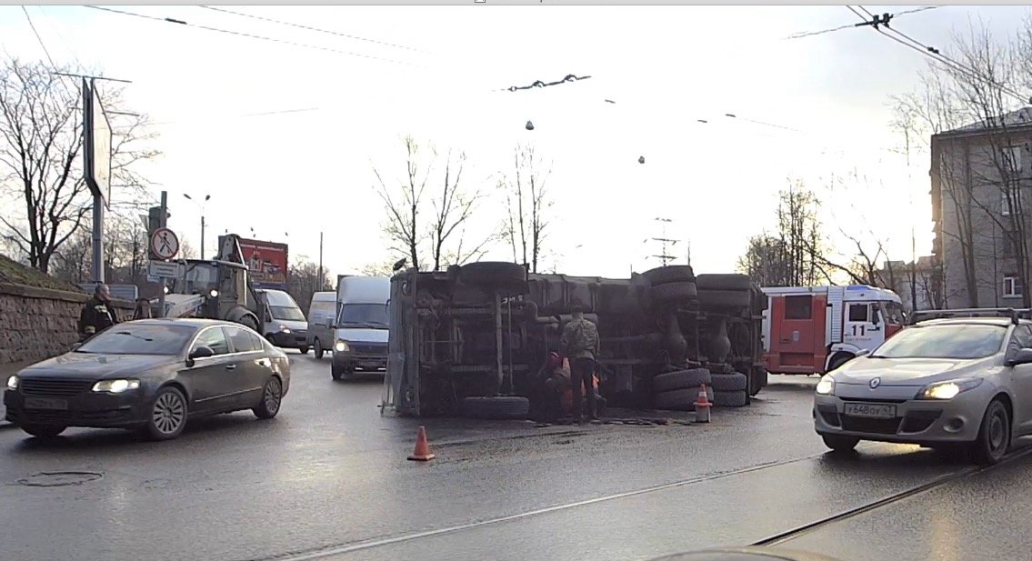В Петербурге под Кушелевским ж/д мостом опрокинулся мусоровоз Опрокидывание грузовика