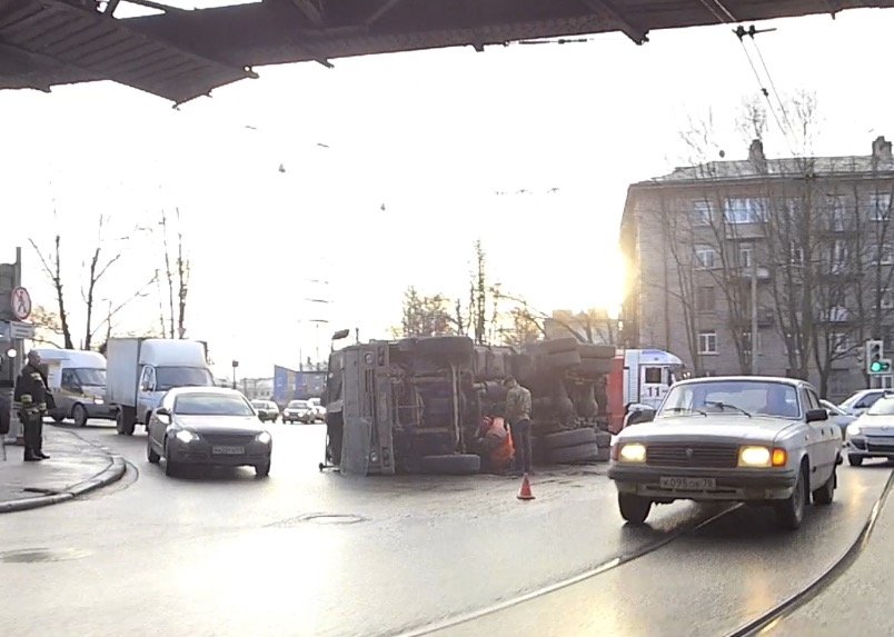 В Петербурге под Кушелевским ж/д мостом опрокинулся мусоровоз Опрокидывание грузовика