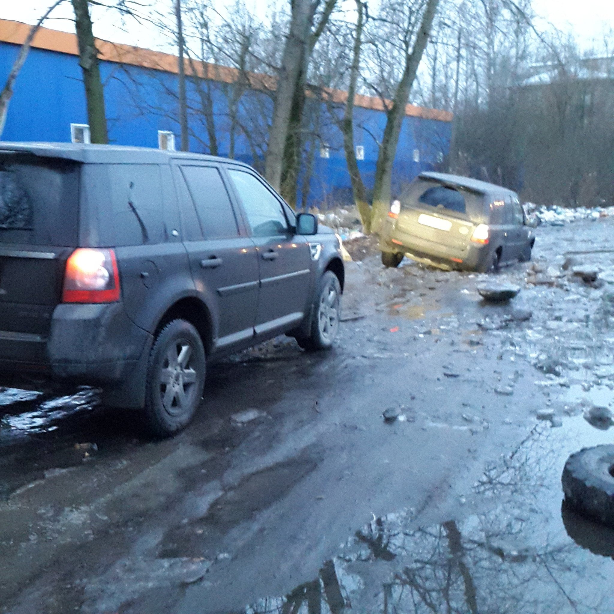 В городе Колпино Land Rover Freelander не смог преодолеть ледяную лужу самостоятельно. Лэнд Ровер в луже