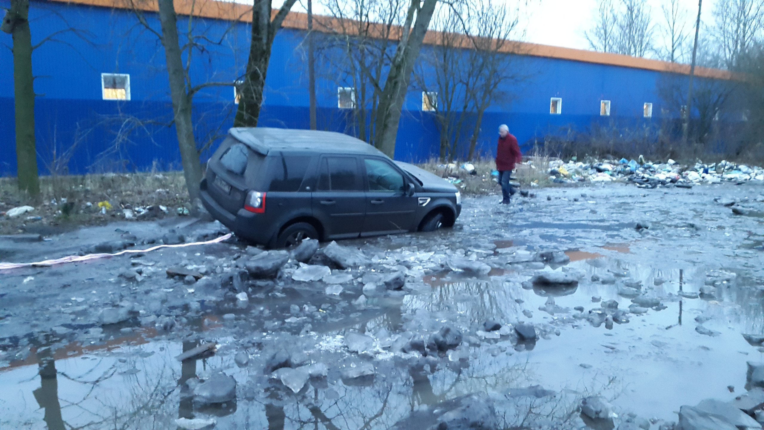 В городе Колпино Land Rover Freelander не смог преодолеть ледяную лужу самостоятельно. Лэнд Ровер в луже