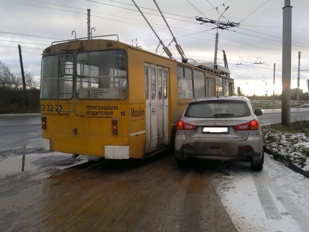 Неудачный маневр выезда на главную дорогу в Великом Новгороде ДТП в Великом Новгороде