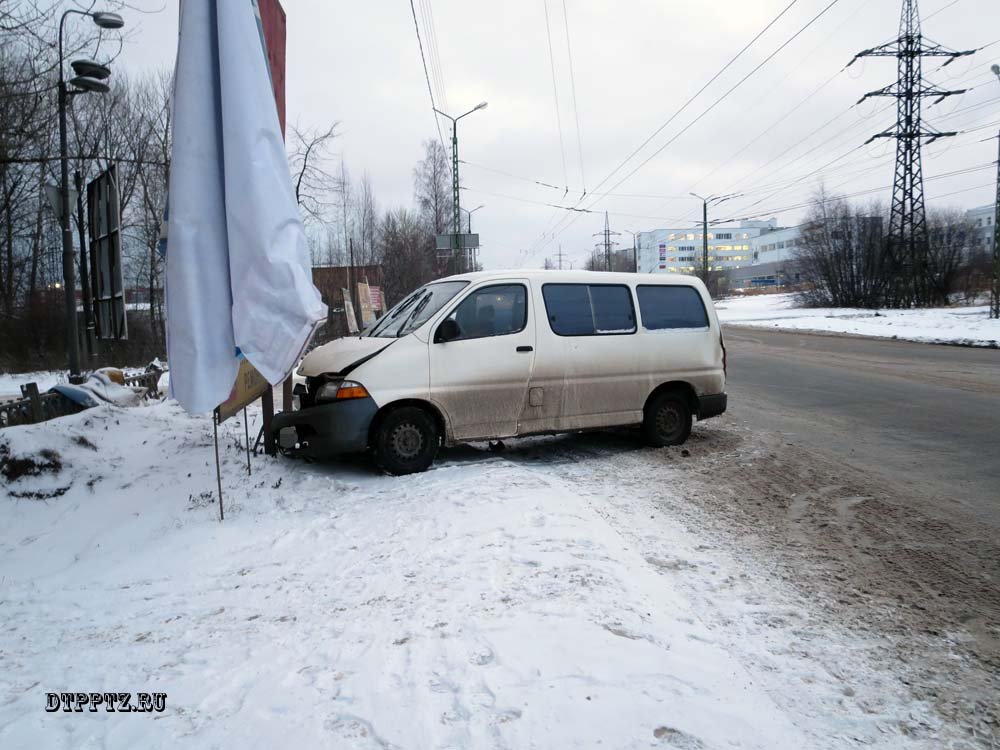 В Петрозаводске в результате столкновения две иномарки врезались в рекламный щит ДТП в Петрозаводске