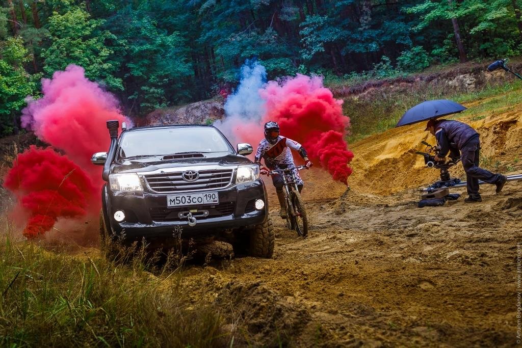 12 подвигов Hilux_невероятный кросс.jpg