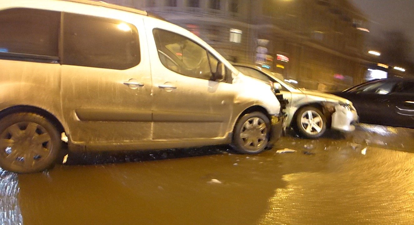 Каблучок Peugeot Partner снес переднюю подвеску седану Mazda 6 __screen 2014-12-28 в 14.32.04.jpg