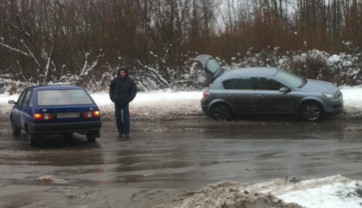 ИЖ Ода и Opel Astra столкнулись в канун Нового Года на улице Тамбасова в Петербурге ДТП на улице Тамасова