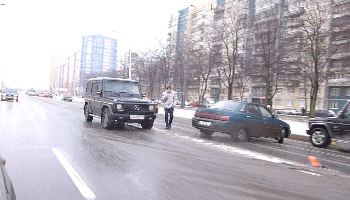 В Петербурге "Гелендваген" врезался в разворачивающуюся "Ладу" на улице Доблести ДТП на улице Доблести