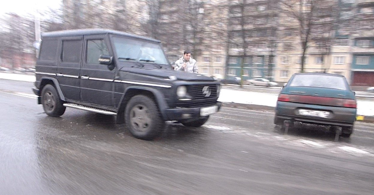 В Петербурге "Гелендваген" врезался в разворачивающуюся "Ладу" на улице Доблести ДТП на улице Доблести
