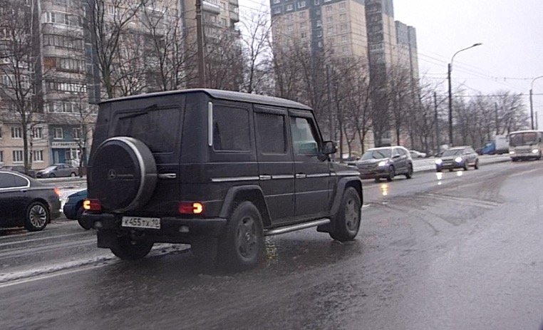 В Петербурге "Гелендваген" врезался в разворачивающуюся "Ладу" на улице Доблести ДТП на улице Доблести
