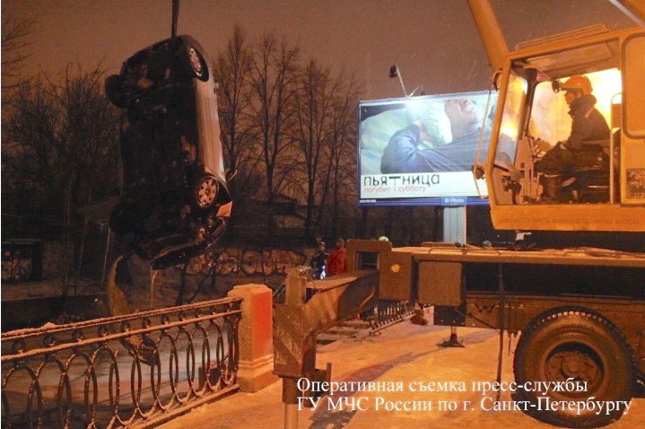 В Петербурге очередной автомобиль рухнул в реку Смоленка Автомобиль упал в реку Смоленка