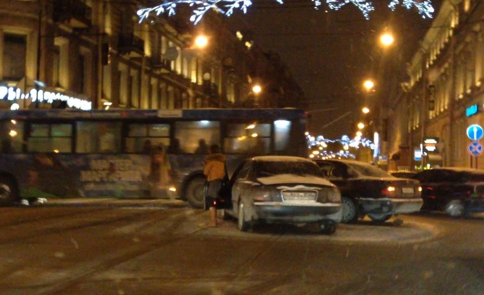 В Петербурге девушка на иномарке врезалась в Mercedes на Невском проспекте ДТП на Невском проспекте