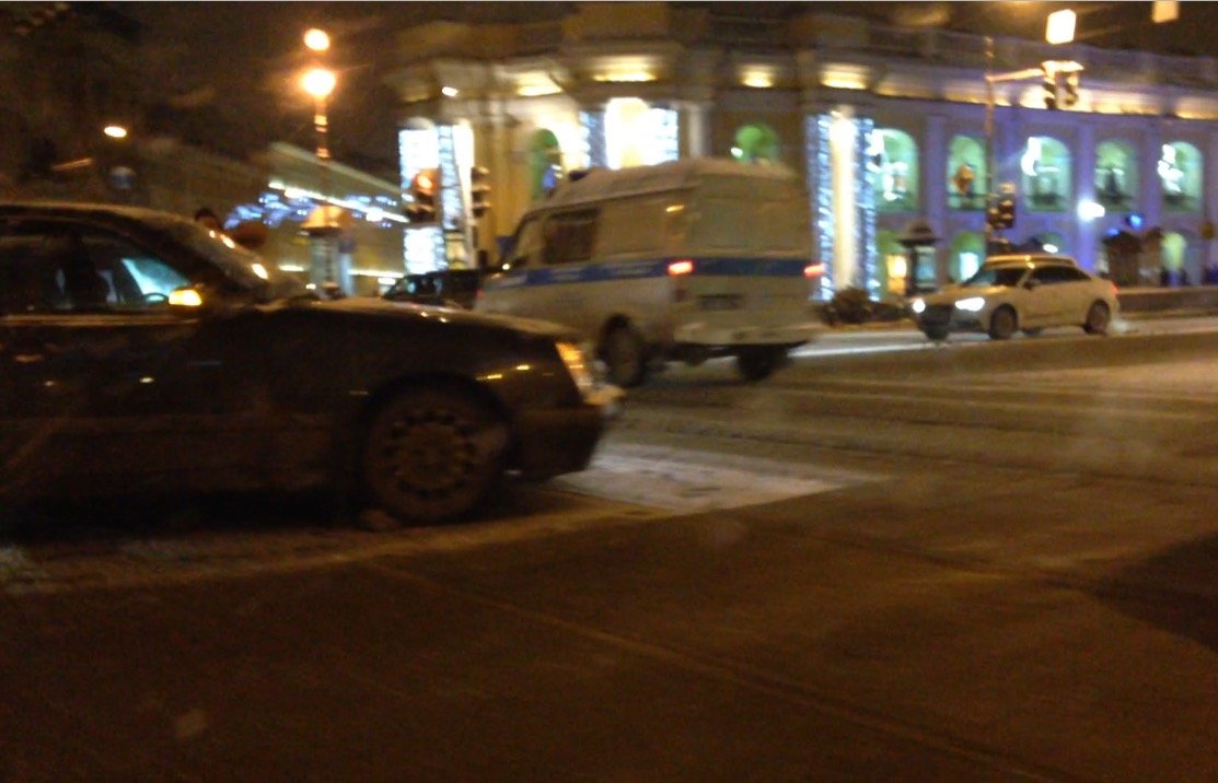 В Петербурге девушка на иномарке врезалась в Mercedes на Невском проспекте ДТП на Невском проспекте