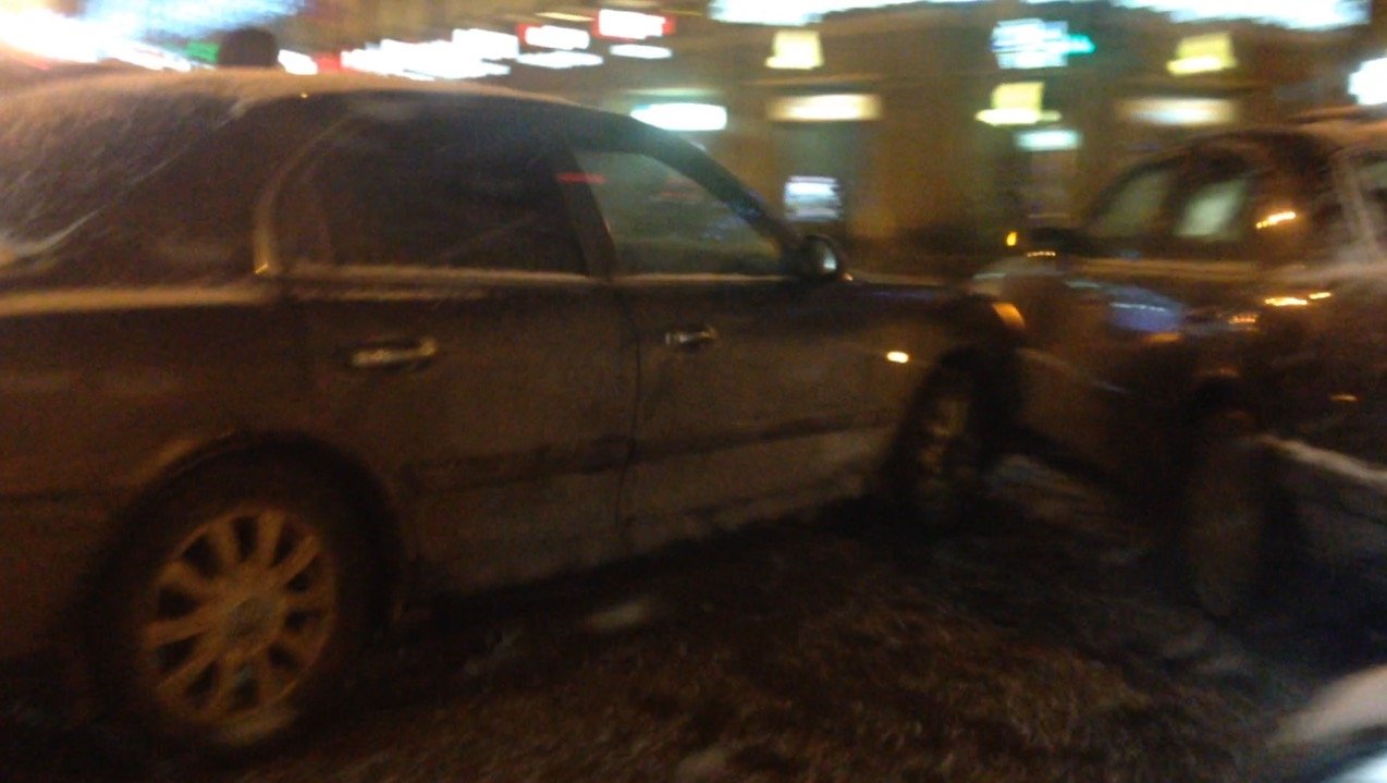 В Петербурге девушка на иномарке врезалась в Mercedes на Невском проспекте ДТП на Невском проспекте