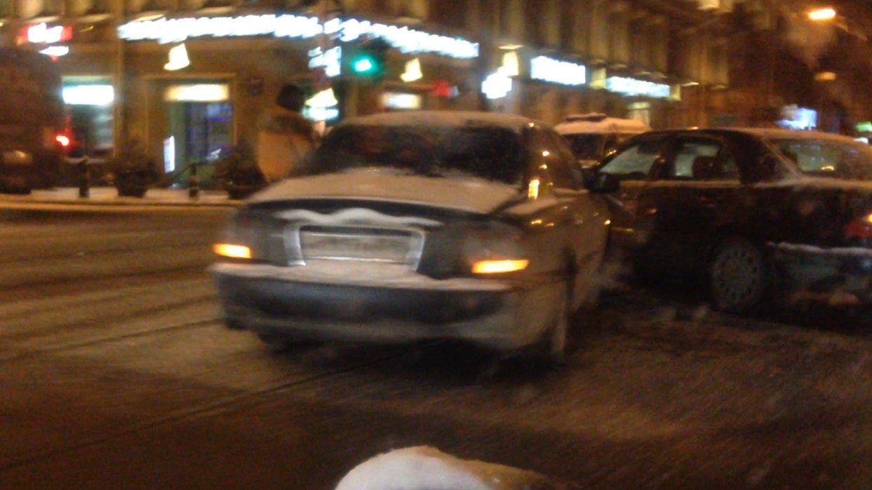 В Петербурге девушка на иномарке врезалась в Mercedes на Невском проспекте ДТП на Невском проспекте