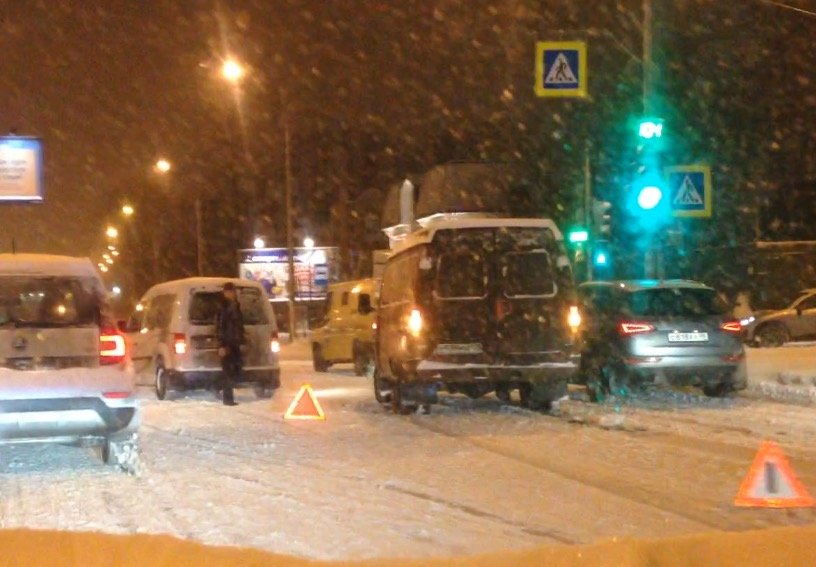 Снегопад! Снегопад! Утренние петербургские ДТП на Выборгском шоссе ДТП на Выборгском шоссе