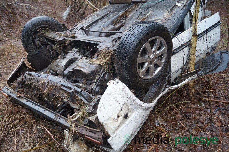 "Фольксваген Джетта" опрокинулся на крышу - водитель с места аварии убежал. Опрокидывание автомобиля