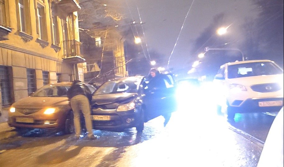 На Втором Муринском проспекте автомобиль Citroen C4 навалился на Mazda 3 ДТП на 2-ом Муринском проспекте