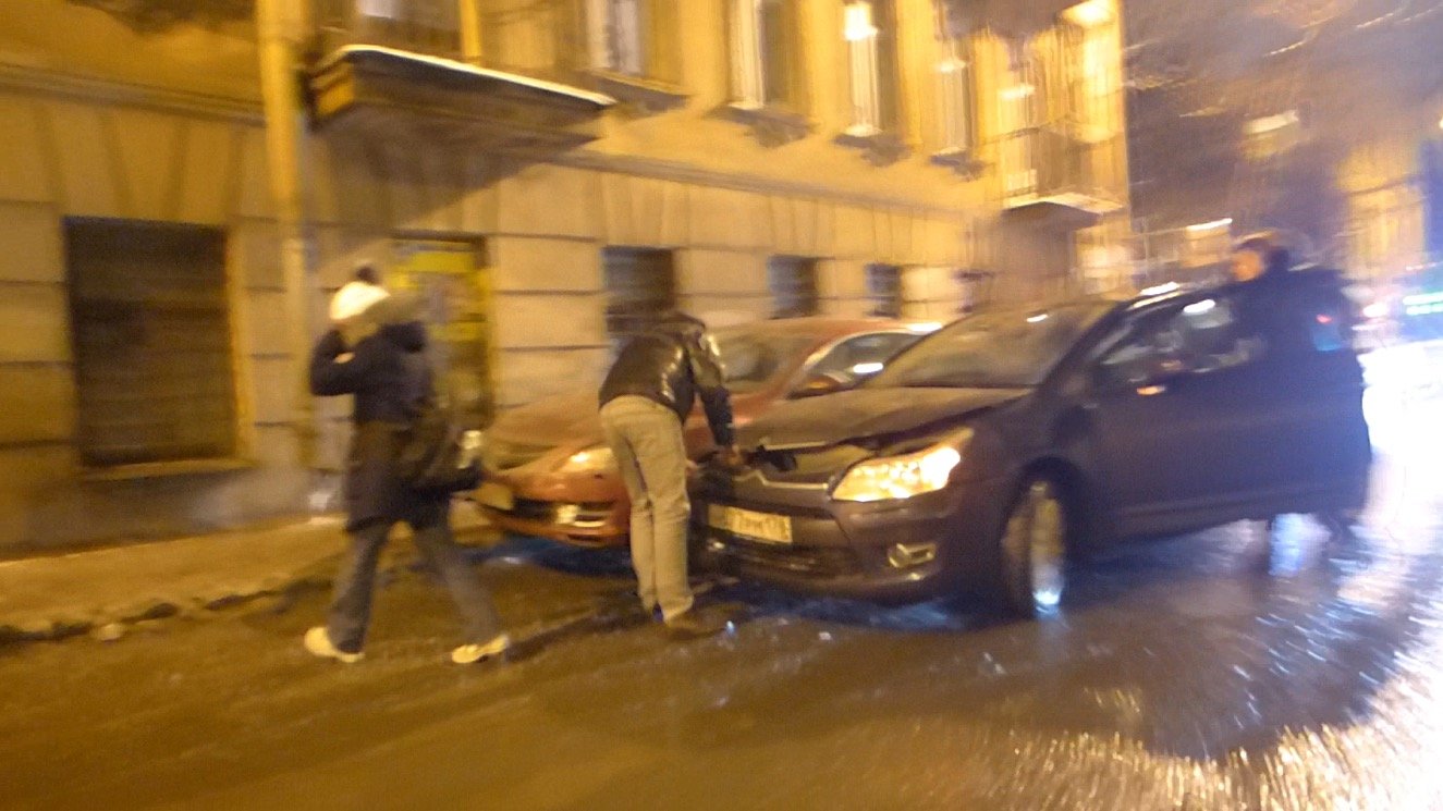 На Втором Муринском проспекте автомобиль Citroen C4 навалился на Mazda 3 ДТП на 2-ом Муринском проспекте