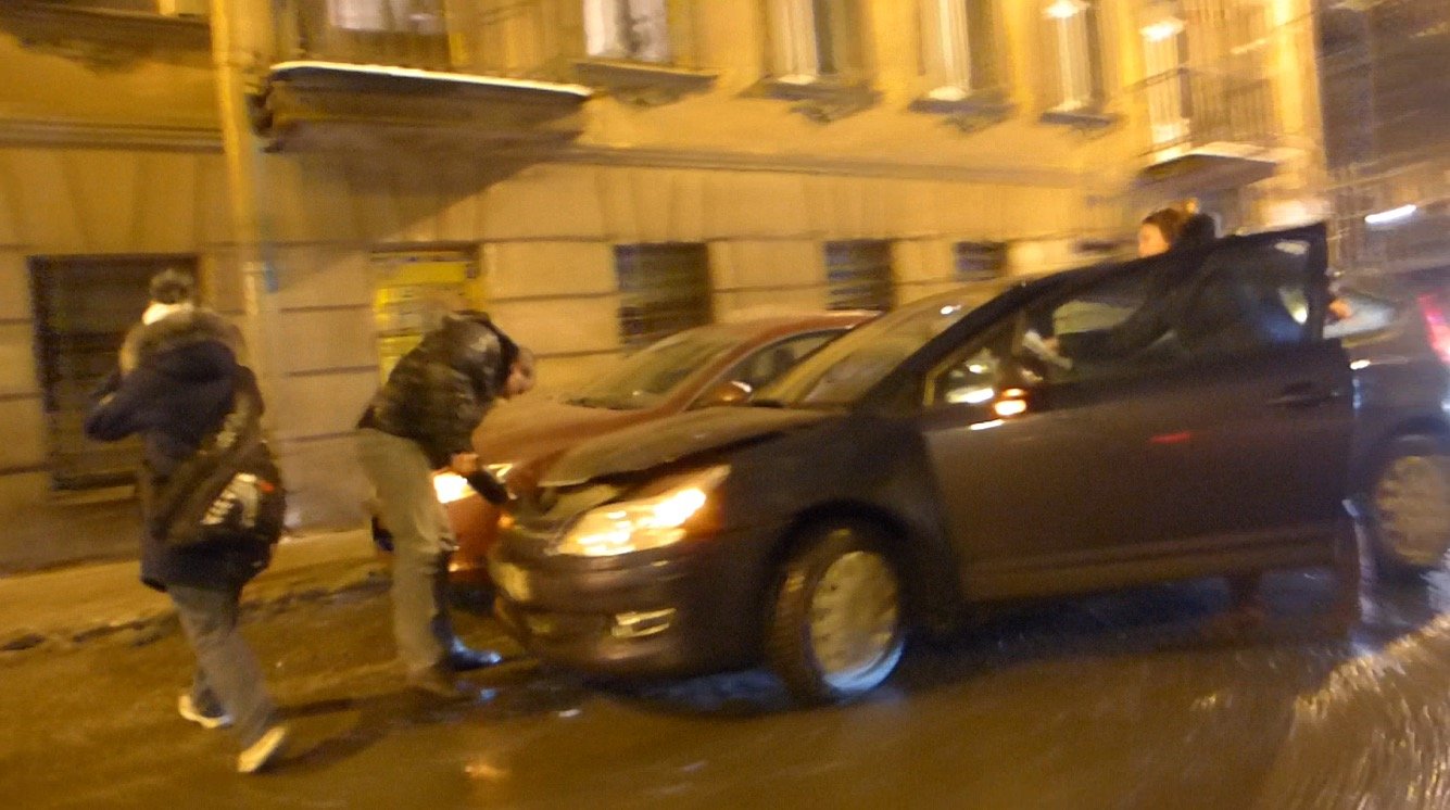 На Втором Муринском проспекте автомобиль Citroen C4 навалился на Mazda 3 ДТП на 2-ом Муринском проспекте