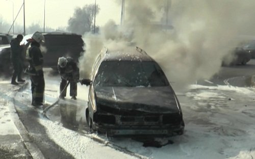 В Алматы легковой автомобиль загорелся во время движения. Водитель успел выпрыгнуть Сгорел автомобиль