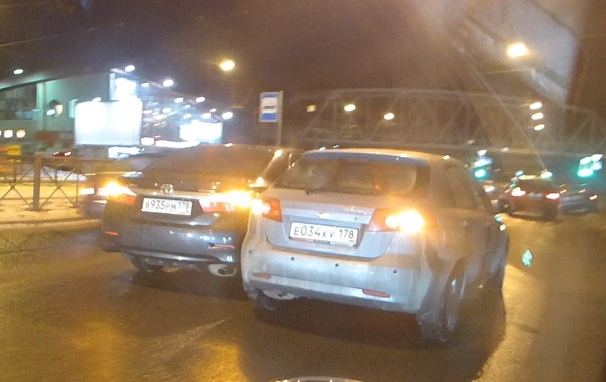 На Лесном проспекте два легковых автомобиля навалились друг на друга ДТП на Лесном проспекте