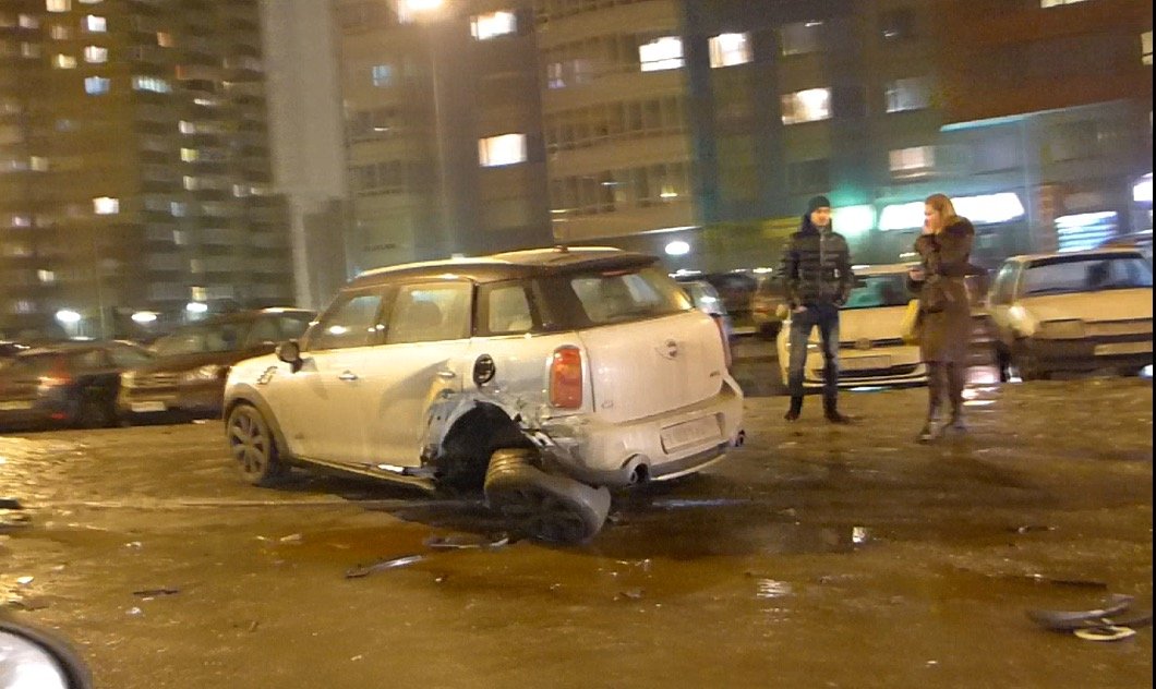 Mini Cooper разбился на улице Доблести