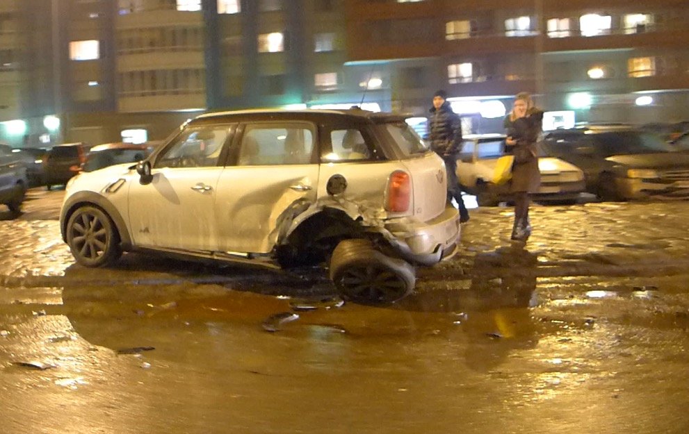 Mini Cooper разбился на улице Доблести