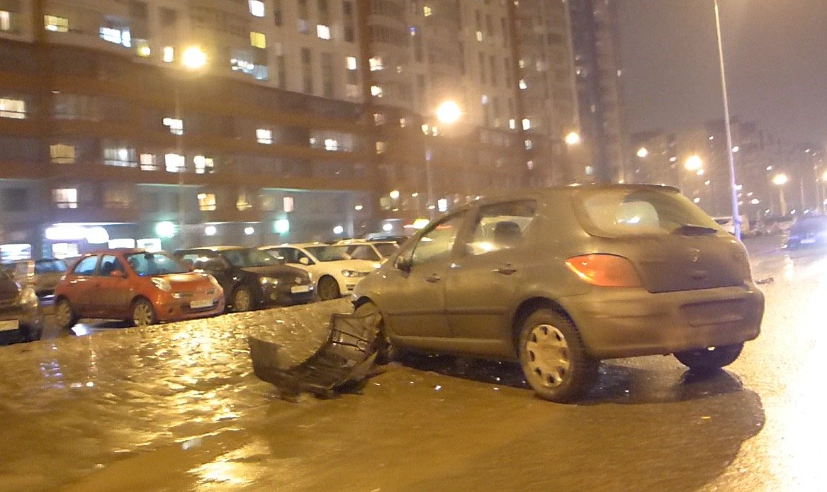 Mini Cooper разбился на улице Доблести